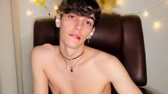 Skinny twink Henry Evans anal plays while masturbating solo