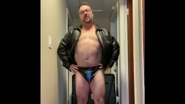 Luvbennude in leather for a fan