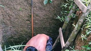 The young man of Bangladesh masturbated in a terrible deep well in the jungle
