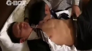 ヒゲの筋肉系リーマン男子がベッドでイチャイチャとじっくり愛撫を楽しみ、アナルセックス
